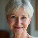 Portrait von Anke Müller, einer Psychologin mit sanftem, vertrauenswürdigem Ausdruck.